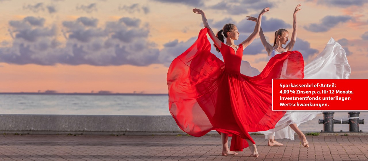 Zwei Ballerina tanzen symmetrisch vor einem blauen Himmel